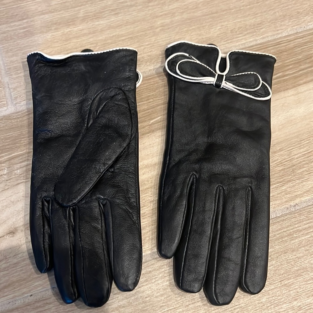Beautiful leather bow gloves. New never worn, size Small